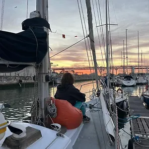  Botel Cozy Marina Sleepaboard - Sail Away